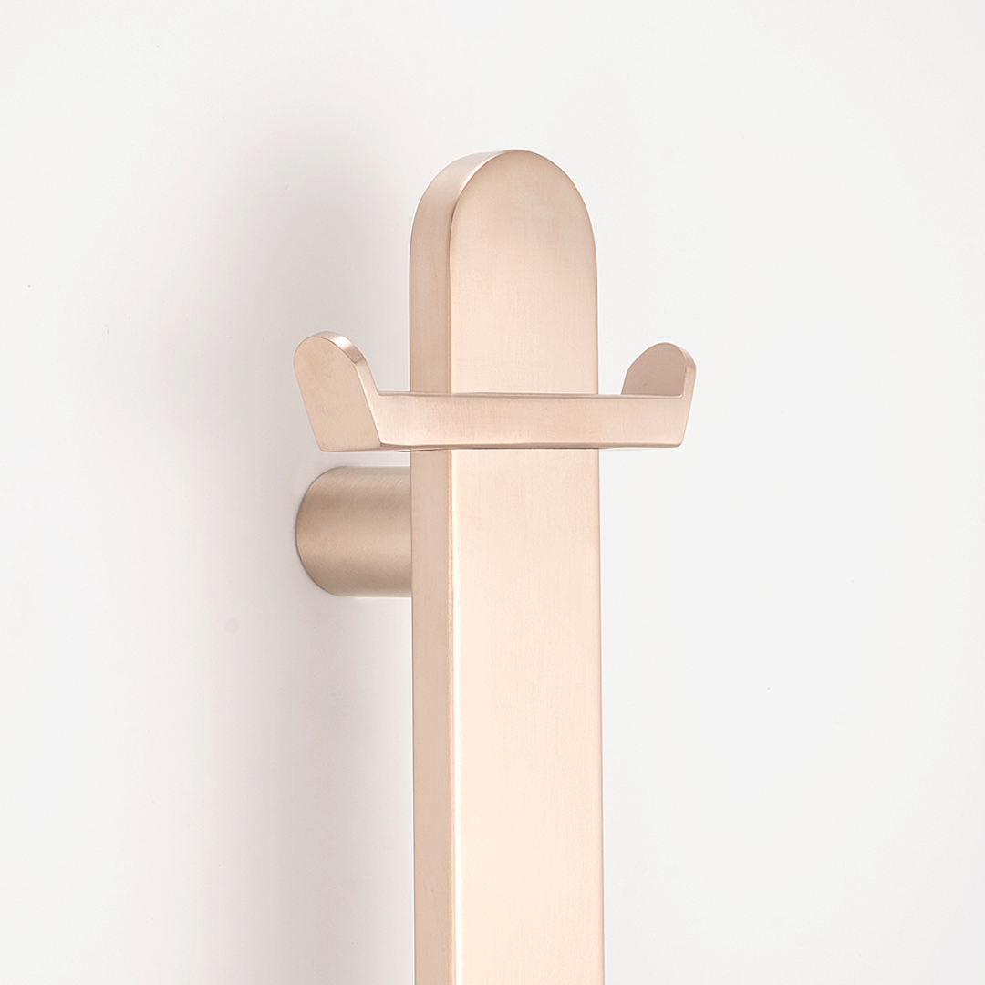 Radiant Vertical Flat Bar Hook Champagne